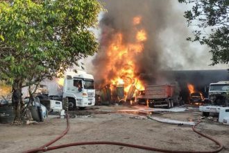 Incêndio em galpões e veículos no bairro Tarumã, com chamas e fumaça densa.