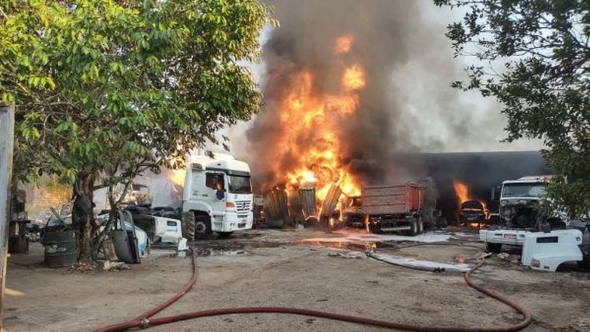 Incêndio em galpões e veículos no bairro Tarumã, com chamas e fumaça densa.