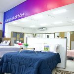 Interior de loja de móveis TVLAR no Shopping Ponta Negra, com camas e colchões em exposição.