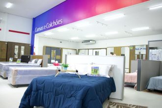 Interior de loja de móveis TVLAR no Shopping Ponta Negra, com camas e colchões em exposição.