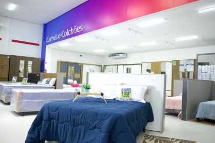 Interior de loja de móveis TVLAR no Shopping Ponta Negra, com camas e colchões em exposição.