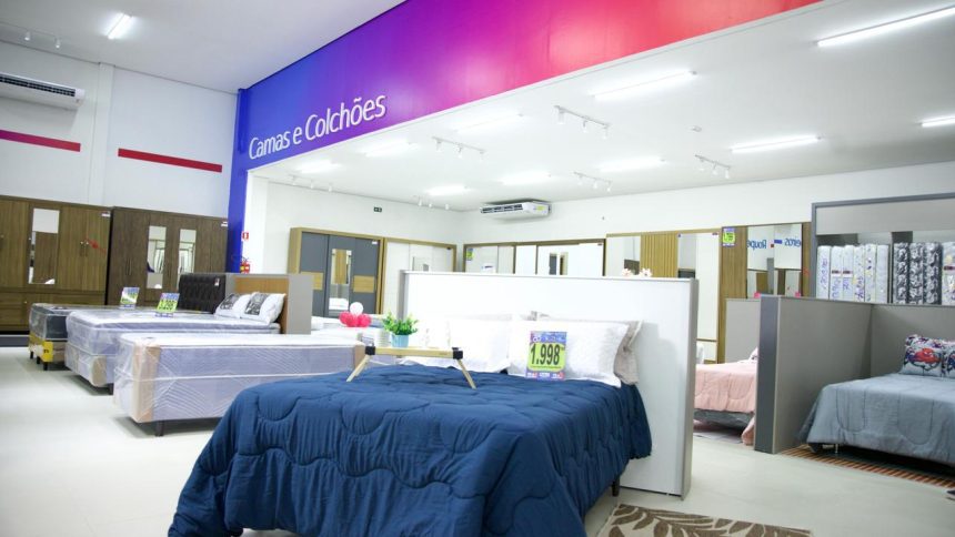 Interior de loja de móveis TVLAR no Shopping Ponta Negra, com camas e colchões em exposição.