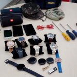 Itens apreendidos: relógios, eletrônicos, óculos, ferramentas e outros objetos.