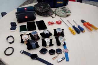 Itens apreendidos: relógios, eletrônicos, óculos, ferramentas e outros objetos.