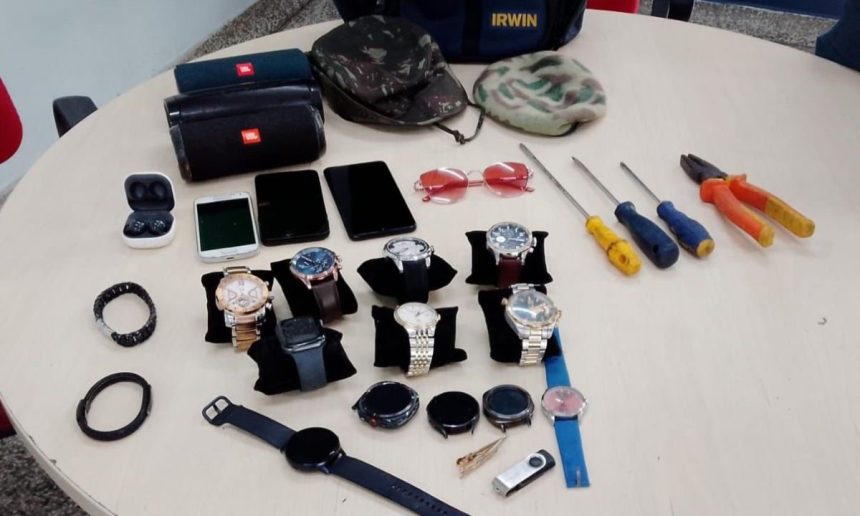Itens apreendidos: relógios, eletrônicos, óculos, ferramentas e outros objetos.