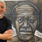 Jandr Reis e obra de arte em homenagem a Manaus.