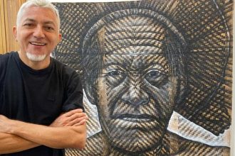 Jandr Reis e obra de arte em homenagem a Manaus.