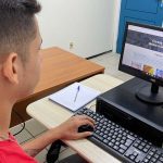 Jovem acessando site da Fametro para se inscrever em cursos online e gratuitos em Manaus