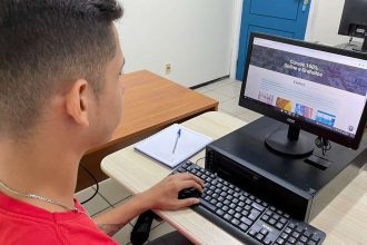 Jovem acessando site da Fametro para se inscrever em cursos online e gratuitos em Manaus