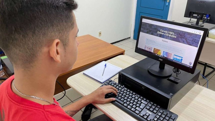 Jovem acessando site da Fametro para se inscrever em cursos online e gratuitos em Manaus