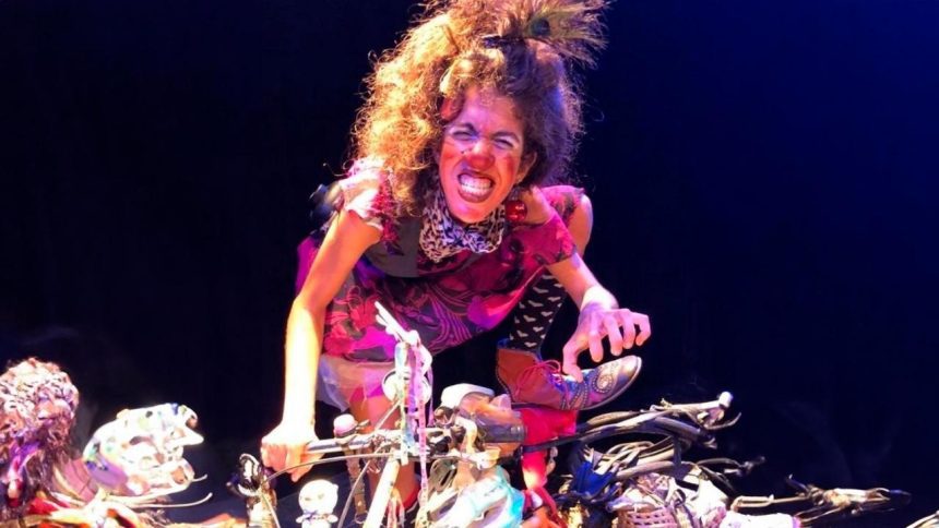 Julieta Hernández em performance teatral, com expressão intensa e caracterização.