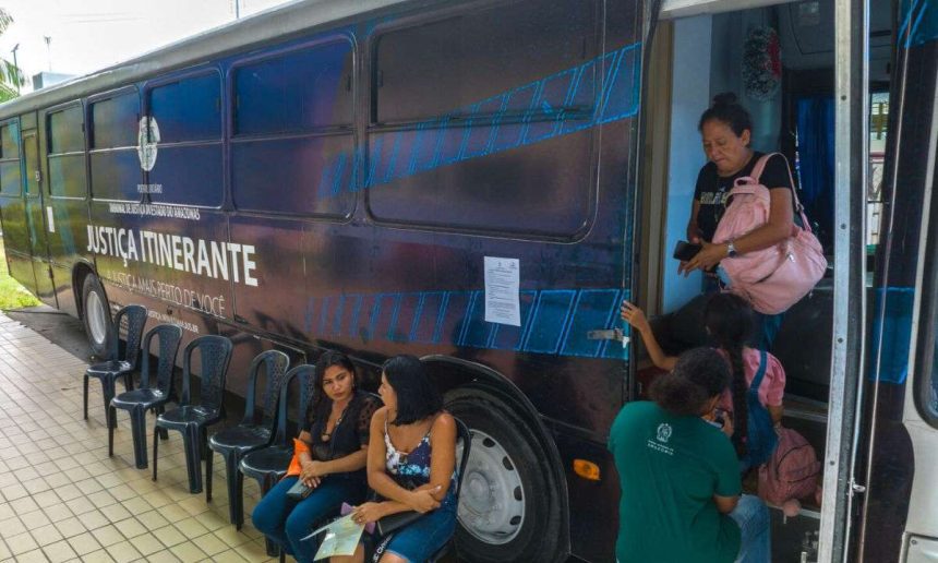 Justiça Itinerante em Manaus, ônibus com pessoas entrando e esperando.