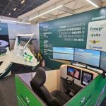 Maquete de aeronave no estande da Aeroriver, empresa de soluções de transporte na Amazônia.