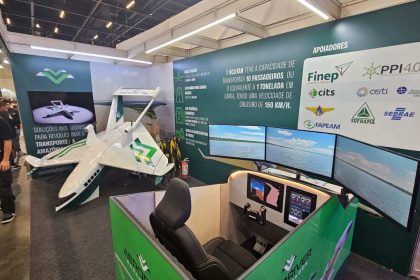 Maquete de aeronave no estande da Aeroriver, empresa de soluções de transporte na Amazônia.