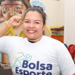 Maria de Fátima, halterofilista paralímpica brasileira, posando com o punho cerrado.