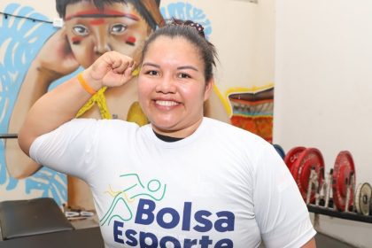 Maria de Fátima, halterofilista paralímpica brasileira, posando com o punho cerrado.