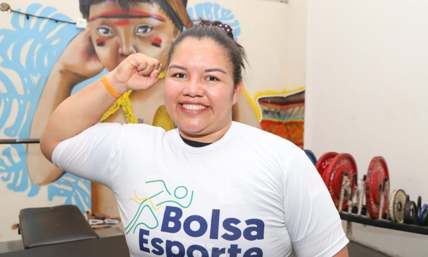 Maria de Fátima, halterofilista paralímpica brasileira, posando com o punho cerrado.