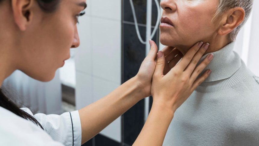 Médica examinando a garganta de uma paciente