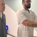 Médico examina paciente em consultório de endocrinologia pediátrica.