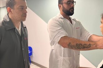 Médico examina paciente em consultório de endocrinologia pediátrica.