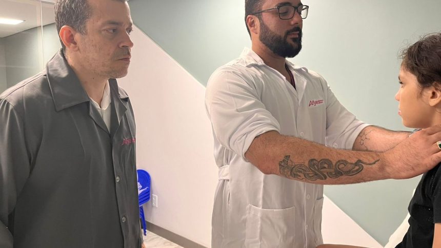 Médico examina paciente em consultório de endocrinologia pediátrica.