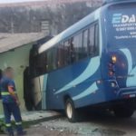Micro-ônibus da empresa Edacos colide com residência em Manaus, danificando o imóvel.