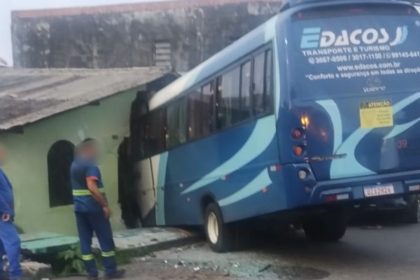 Micro-ônibus da empresa Edacos colide com residência em Manaus, danificando o imóvel.