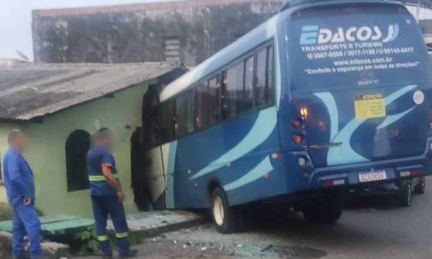 Micro-ônibus da empresa Edacos colide com residência em Manaus, danificando o imóvel.
