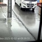 Motociclista é arremessado após colisão com micro-ônibus em Manaus, registrado por câmera.