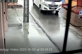 Motociclista é arremessado após colisão com micro-ônibus em Manaus, registrado por câmera.