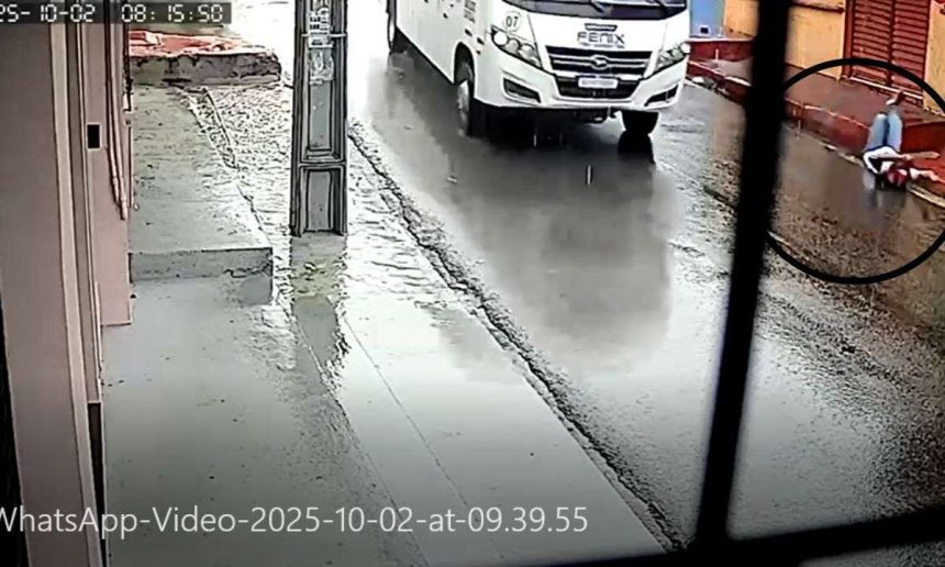 Motociclista é arremessado após colisão com micro-ônibus em Manaus, registrado por câmera.