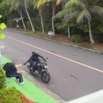 Motociclista rouba celular de estudante em Manaus. Imagem de câmera de segurança.