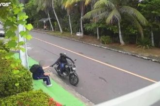 Motociclista rouba celular de estudante em Manaus. Imagem de câmera de segurança.