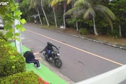 Motociclista rouba celular de estudante em Manaus. Imagem de câmera de segurança.
