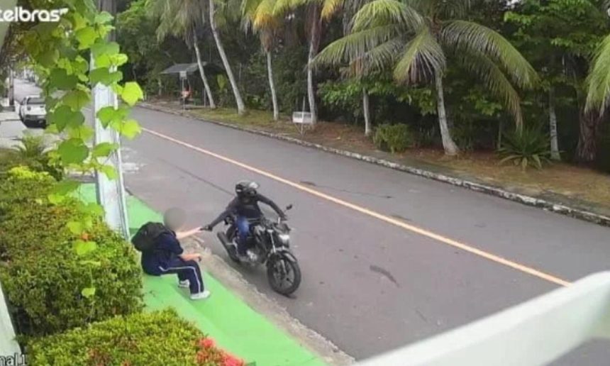 Motociclista rouba celular de estudante em Manaus. Imagem de câmera de segurança.