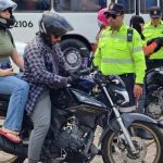 Motociclistas parados por policiais em operação de trânsito em Manaus.