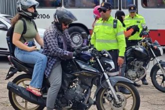 Motociclistas parados por policiais em operação de trânsito em Manaus.