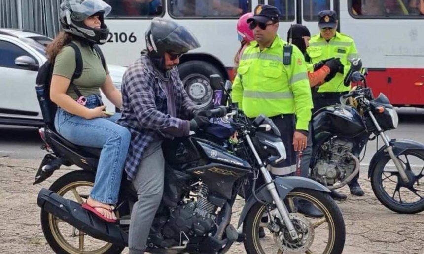 Motociclistas parados por policiais em operação de trânsito em Manaus.