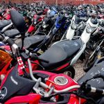 Motos apreendidas em pátio do Detran-AM, prontas para leilão.