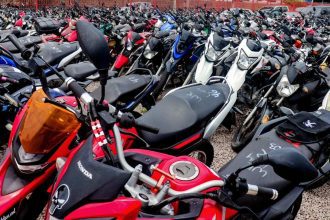 Motos apreendidas em pátio do Detran-AM, prontas para leilão.