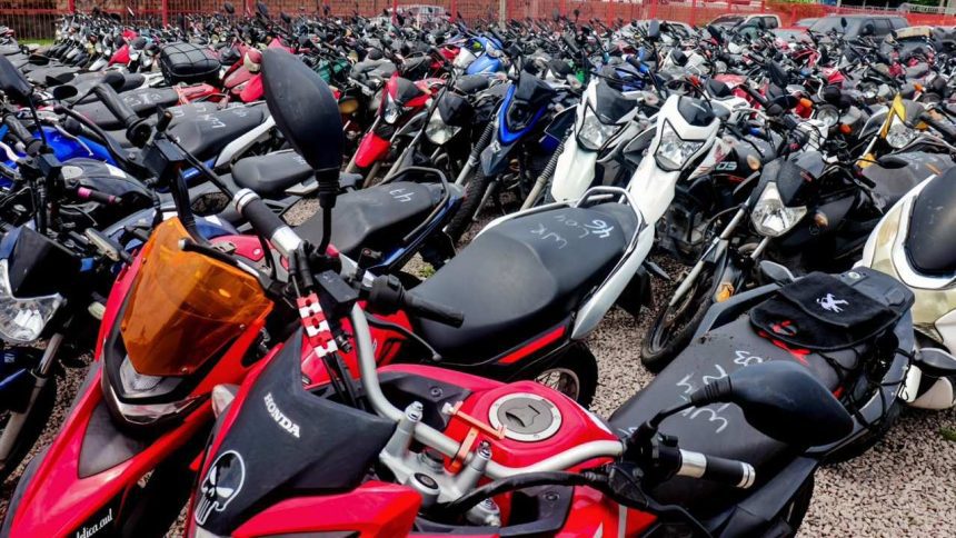 Motos apreendidas em pátio do Detran-AM, prontas para leilão.