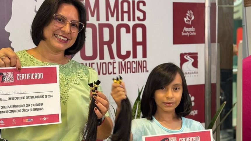 Mulher e menina com certificados e mechas de cabelo doadas para mulheres com câncer.
