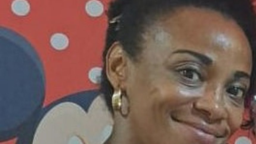 Mulher negra com brincos de argola, em fundo com tema da Minnie.