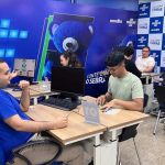 Mutirão de crédito em Manaus com pessoas em estações de trabalho.