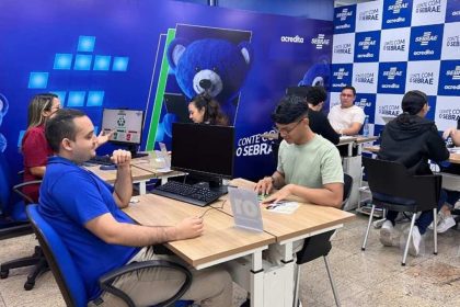 Mutirão de crédito em Manaus com pessoas em estações de trabalho.