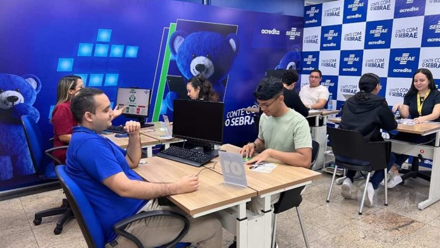 Mutirão de crédito em Manaus com pessoas em estações de trabalho.