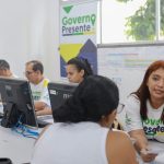 Mutirão do Governo Presente oferece serviços gratuitos, como emissão de RG, com servidores atendendo em computadores.