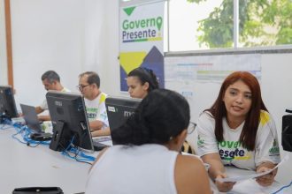 Mutirão do Governo Presente oferece serviços gratuitos, como emissão de RG, com servidores atendendo em computadores.