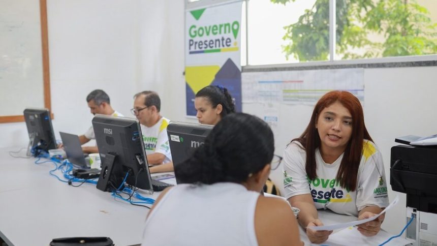 Mutirão do Governo Presente oferece serviços gratuitos, como emissão de RG, com servidores atendendo em computadores.