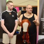 Oficina de perucaria durante o festival Amazonas de Ópera, com dois instrutores e uma peruca.